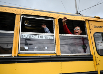 Released Nicaraguan political prisoners wave from a bus after arriving at the Guatemala City Air Base / ©AFP