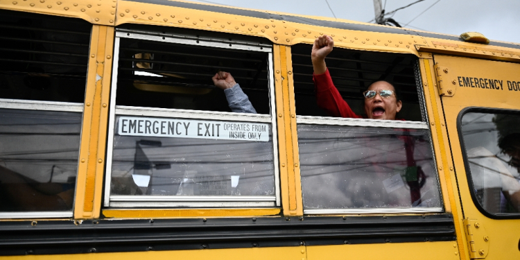 Released Nicaraguan political prisoners wave from a bus after arriving at the Guatemala City Air Base / ©AFP