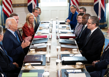 US President Joe Biden (L) and British Prime Minister Keir Starmer (R) participate in a bilateral meeting in the Blue Room of the White House in Washington, DC, on September 13, 2024 / ©AFP