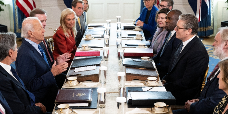 US President Joe Biden (L) and British Prime Minister Keir Starmer (R) participate in a bilateral meeting in the Blue Room of the White House in Washington, DC, on September 13, 2024 / ©AFP