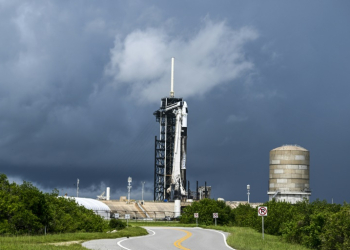 A SpaceX Falcon 9 rocket with the Crew Dragon Resilience capsule sits on Launch Complex 39A at Kennedy Space Center ahead of the Polaris Dawn Mission in Cape Canaveral, Florida. ©AFP