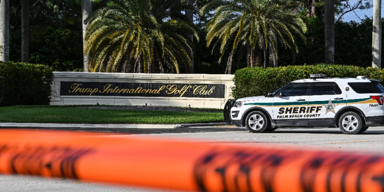 A street is blocked outside Trump International Golf Club in West Palm Beach, Florida, on September 15, 2024, after gunfire at former US president Donald Trump's golf course / ©AFP