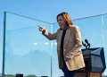 US Vice President and Democratic presidential candidate Kamala Harris gestures as she arrives to speak at a campaign event in New Hampshire / ©AFP