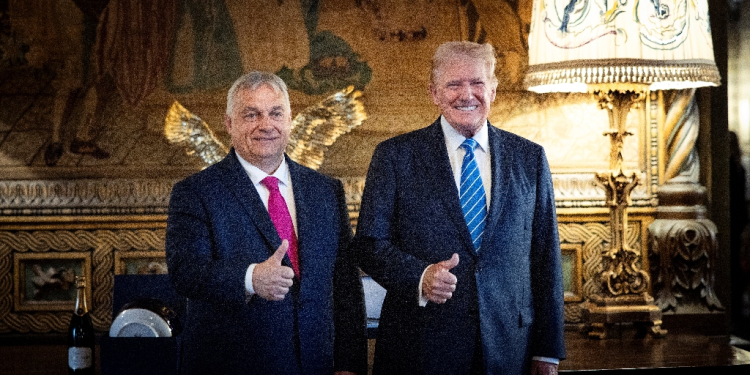 In this handout photograph taken and released by the Hungarian Prime Minister's Office on July 11, 2024, Hungary's Prime Minister Viktor Orban (L) poses with former US president Donald Trump at Trump's estate in Mar-a-Lago in Palm Beach, Florida / ©AFP