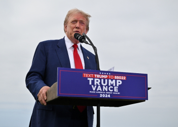 Donald Trump talks to reporters at his golf course outside Los Angeles ahead of a rally in Nevada / ©AFP