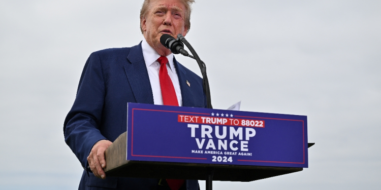 Donald Trump talks to reporters at his golf course outside Los Angeles ahead of a rally in Nevada / ©AFP