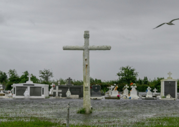 Floodwater fills a cemetery as Hurricane Francine moves in on September 11, 2024 in Dulac, Louisiana. ©AFP