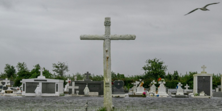 Floodwater fills a cemetery as Hurricane Francine moves in on September 11, 2024 in Dulac, Louisiana. ©AFP