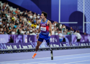 Ezra Frech celebrates after winning the gold medal in the men's T63 100m at the  Paralympics in Paris. ©AFP