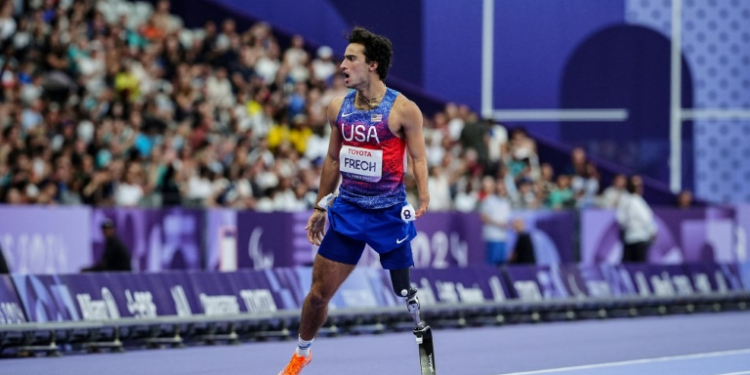 Ezra Frech celebrates after winning the gold medal in the men's T63 100m at the  Paralympics in Paris. ©AFP