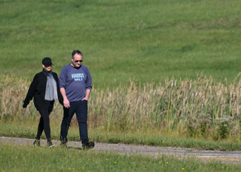 Kamala Harris  went for a walk with husband Doug Emhoff during a break in debate preparations / ©AFP