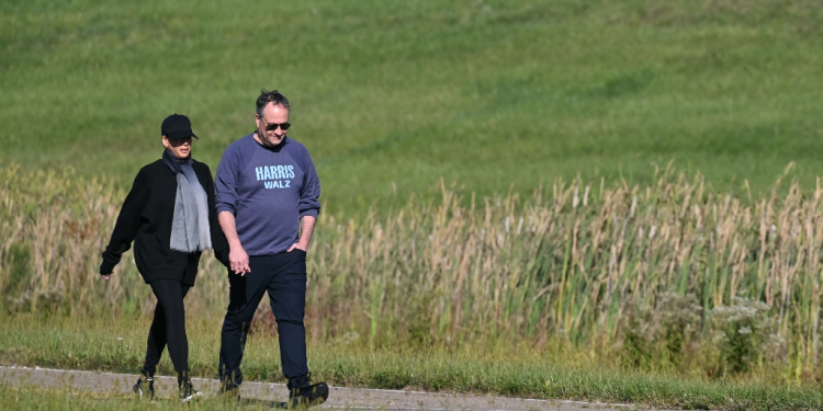 Kamala Harris  went for a walk with husband Doug Emhoff during a break in debate preparations / ©AFP