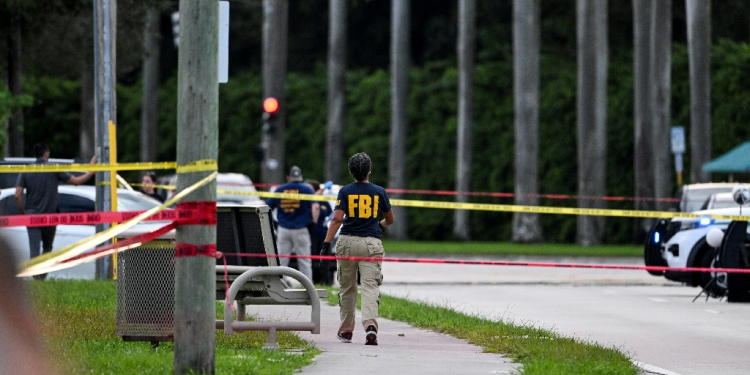 Members of FBI are seen at the crime scene outside the Trump International Golf Club in West Palm Beach, Florida / ©AFP