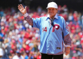 Baseball legend Pete Rose acknowledges the crowd during a game between Philadelphia and the Washington Nationals in 2022. ©AFP