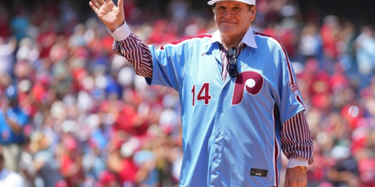 Baseball legend Pete Rose acknowledges the crowd during a game between Philadelphia and the Washington Nationals in 2022. ©AFP