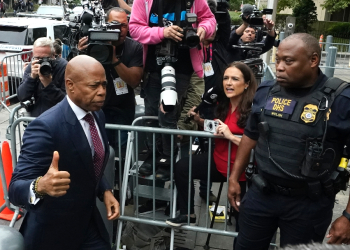 New York City Mayor Eric Adams arrives to appear in court after being indicted on corruption charges / ©AFP