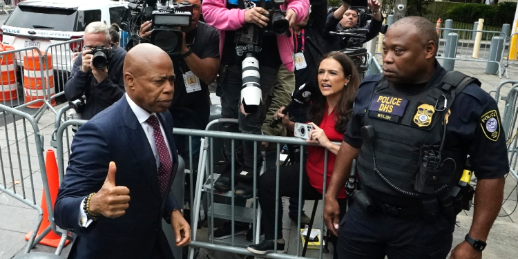 New York City Mayor Eric Adams arrives to appear in court after being indicted on corruption charges / ©AFP