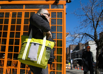 A customer carries his own reusable bag after shopping at a local supermarket on March 1, 2020 in New York City. ©AFP