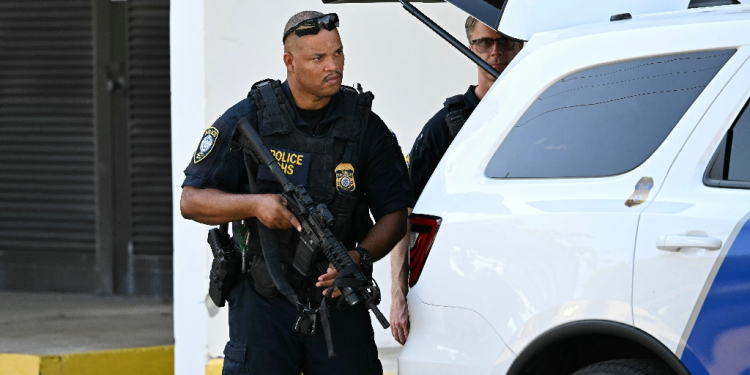 Security outside the federal courthouse for the first court appearance by a man suspected of plotting to assassinate former president Donald Trump / ©AFP