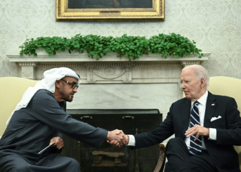 US President Joe Biden shakes hands with President of the United Arab Emirates Sheikh Mohamed bin Zayed al-Nahyan during a meeting in the Oval Office of the White House on September 23, 2024. ©AFP