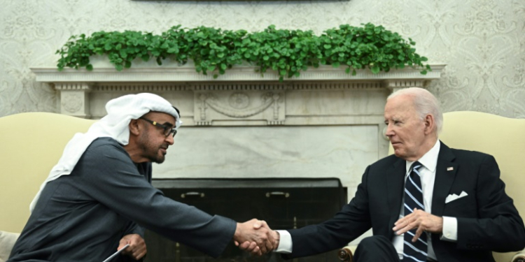 US President Joe Biden shakes hands with President of the United Arab Emirates Sheikh Mohamed bin Zayed al-Nahyan during a meeting in the Oval Office of the White House on September 23, 2024. ©AFP