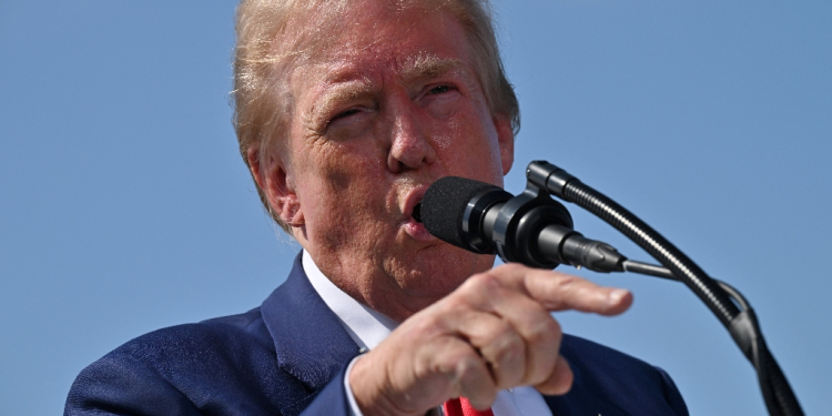 Donald Trump speaks to reporters at his golf club outside Los Angeles, California / ©AFP