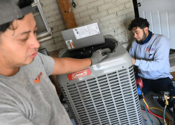 Technicians install a heat pump that replaces the furnace and air conditioner at Su Balasubramanian's home in Washington, DC. ©AFP