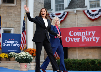 Republican Liz Cheney (R), an ex-congresswoman fiercely opposed to her party's presidential nominee Donald Trump, joined US Vice President Kamala Harris onstage at a campaign rally in Wisconsin / ©AFP