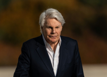 Former Abercrombie and Fitch CEO Mike Jeffries walks out of federal court after his arraignment in Central Islip, New York on October 25, 2024. ©AFP