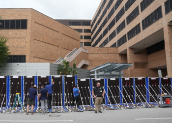 A flood wall is put into place around Tampa General Hospital ahead of Hurricane Milton's arrival / ©AFP