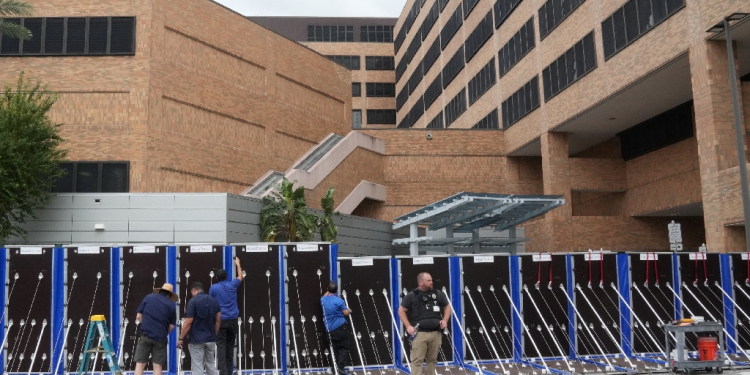 A flood wall is put into place around Tampa General Hospital ahead of Hurricane Milton's arrival / ©AFP