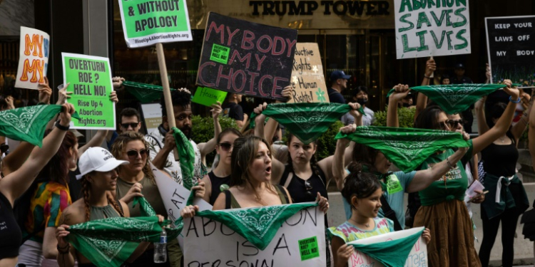 Abortion rights activists protest against the Supreme Court abortion rights ruling, in New York on July 9, 2022. ©AFP