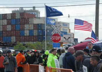 Shipping containers are stacked as dockworkers are on strike in Port Newark on October 1, 2024 in New Jersey. ©AFP