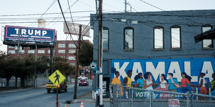 Final push -- A mural for Kamala Harris and a billboard for Donald Trump in Atlanta, Georgia / ©AFP