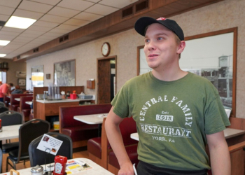 Zackree Kline, 21, works as a manager in a diner and also at a funeral home in York, Pennsylvania. ©AFP