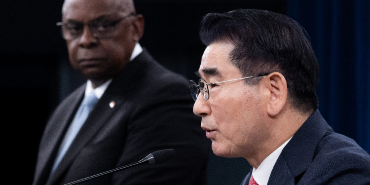 US Secretary of Defense Lloyd Austin and South Korean Defense Minister Kim Yong Hyun addressed the issue of North Korean troops in Russia  / ©AFP