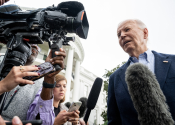 US President Joe Biden speaks to the media prior to departing on Marine One from the South Lawn of the White House in Washington, DC, on October 3, 2024, as he travels to Florida and Georgia to view damage from Hurricane Helene. / ©AFP