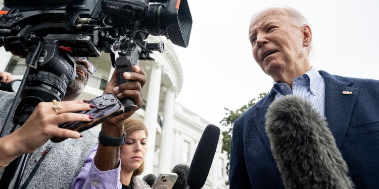 US President Joe Biden speaks to the media prior to departing on Marine One from the South Lawn of the White House in Washington, DC, on October 3, 2024, as he travels to Florida and Georgia to view damage from Hurricane Helene. / ©AFP