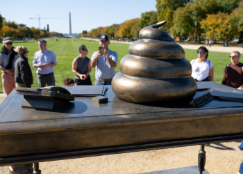 An installation depicting a pile of feces on the desk of former US speaker of the House Nancy Pelosi was set up in Washington / ©AFP