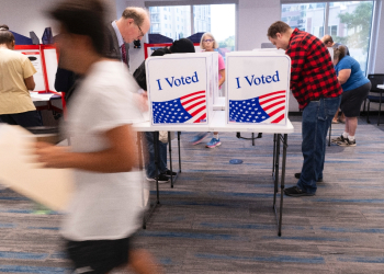 Republican recruitment efforts for poll watchers are being helped by election deniers / ©AFP