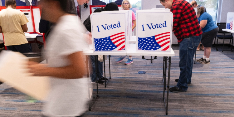 Republican recruitment efforts for poll watchers are being helped by election deniers / ©AFP