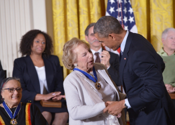 Ethel Kennedy receives the Presidential Medal of Freedom from then-president Barack Obama at the White House on November 24, 2014 / ©AFP