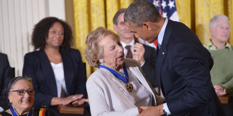 Ethel Kennedy receives the Presidential Medal of Freedom from then-president Barack Obama at the White House on November 24, 2014 / ©AFP