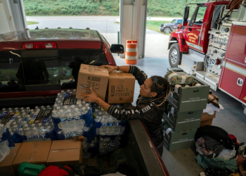 A volunteer unloads relief supplies in North Carolina on October 3, 2024, after the passage of Hurricane Helene made drinking water a valuable commodity. ©AFP