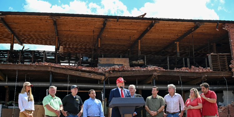 Republican candidate Donald Trump slammed the federal government's response to Hurricane Helene, which killed at least 155 people / ©AFP