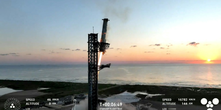 This still image taken from a SpaceX broadcast shows the Starship's Super Heavy Booster being 'caught' mid-air as it returns to the launch pad near Boca Chica, Texas. ©AFP