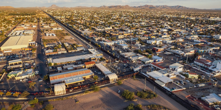 The American city of Douglas is separated from Mexico's Agua Prieta by the border wall, but they are linked by family and economy / ©AFP