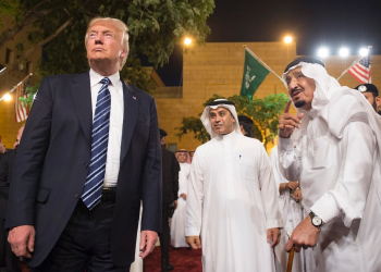 Then-US President Donald Trump (L) flew to meet Saudi Arabia's King Salman bin Abdulaziz al-Saud (R) on his first official visit in 2017 / ©AFP