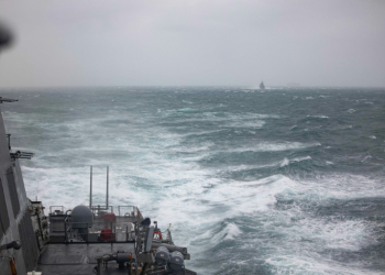 A handout photo taken on October 20 by the US Navy shows the USS Higgins (foreground) and Royal Canadian Navy frigate HMCS Vancouver in the Taiwan Strait. ©AFP