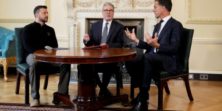 Keir Starmer (C) hosted Volodymyr Zelensky (L) and Mark Rutte (R) at his official Downing Street residence . ©AFP